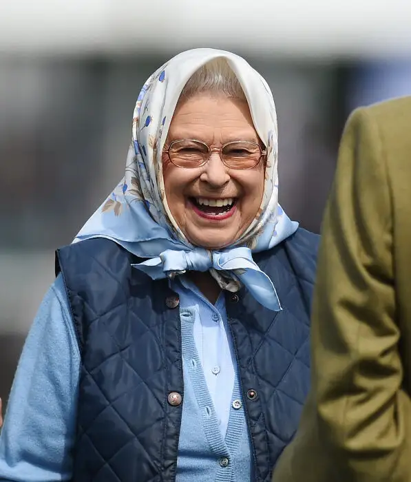 La Reina Isabel II con pañuelo en la cabeza