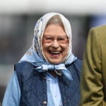 La Reina Isabel II con pañuelo en la cabeza