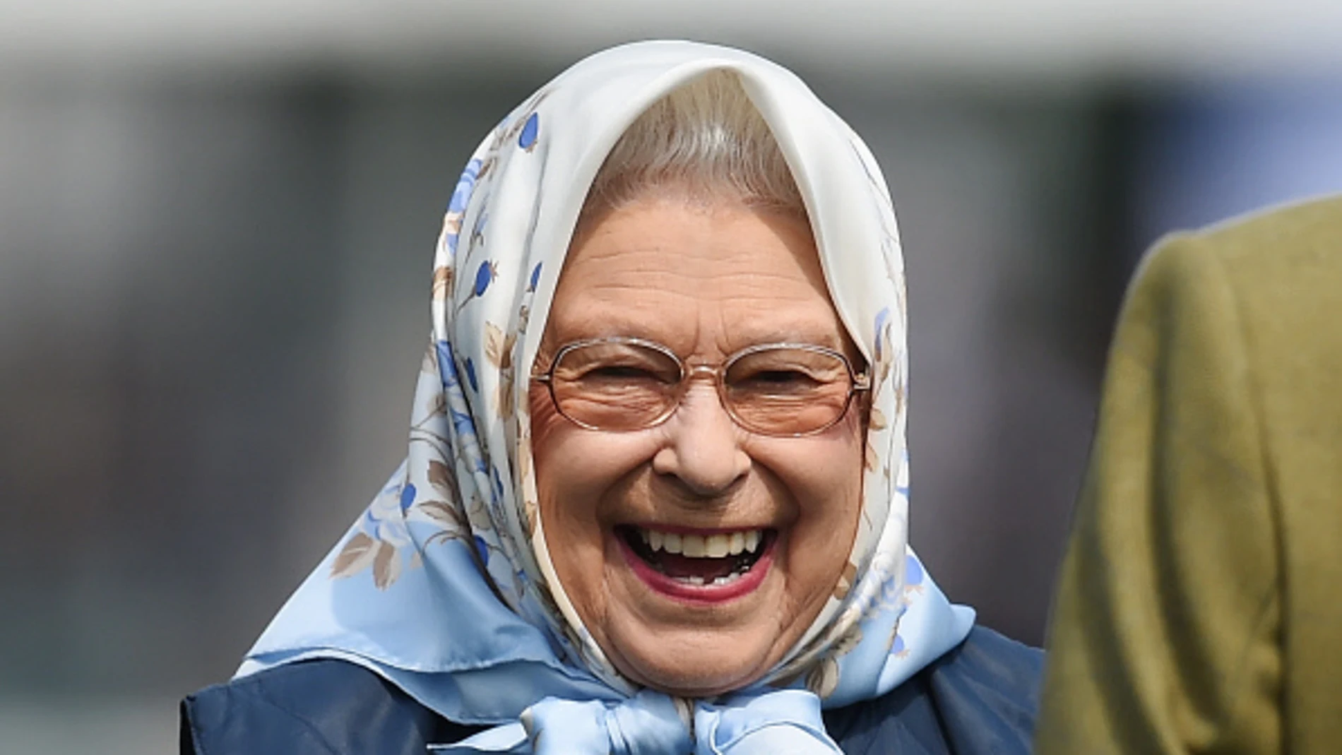 La Reina Isabel II con pañuelo en la cabeza