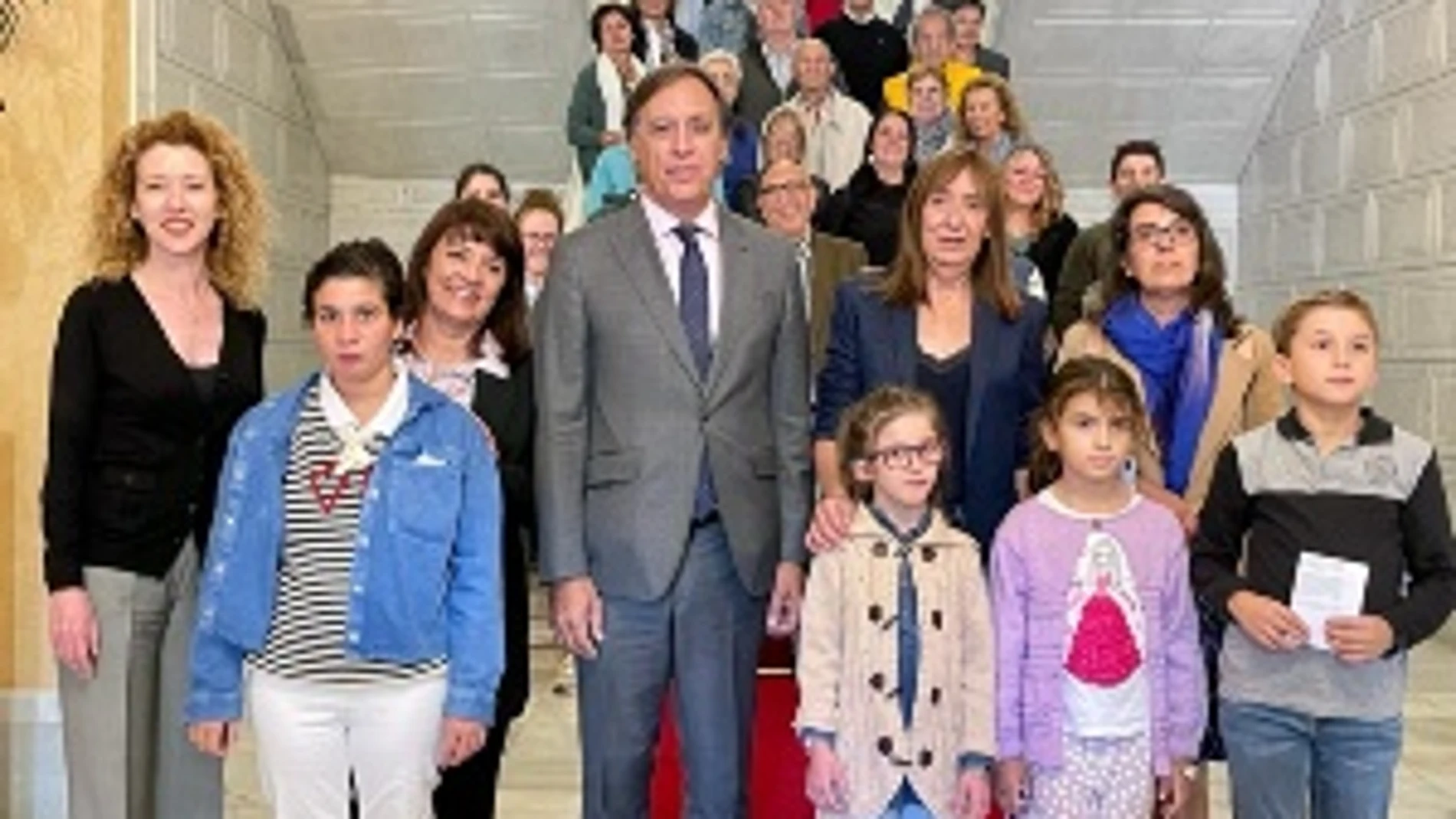 El alcalde junto a miembros de las Asociaciones de Padres de Niños Sordos de Salamanca (Aspas) y de Personas con Discapacidad Auditiva Postlocutiva (Sadap)