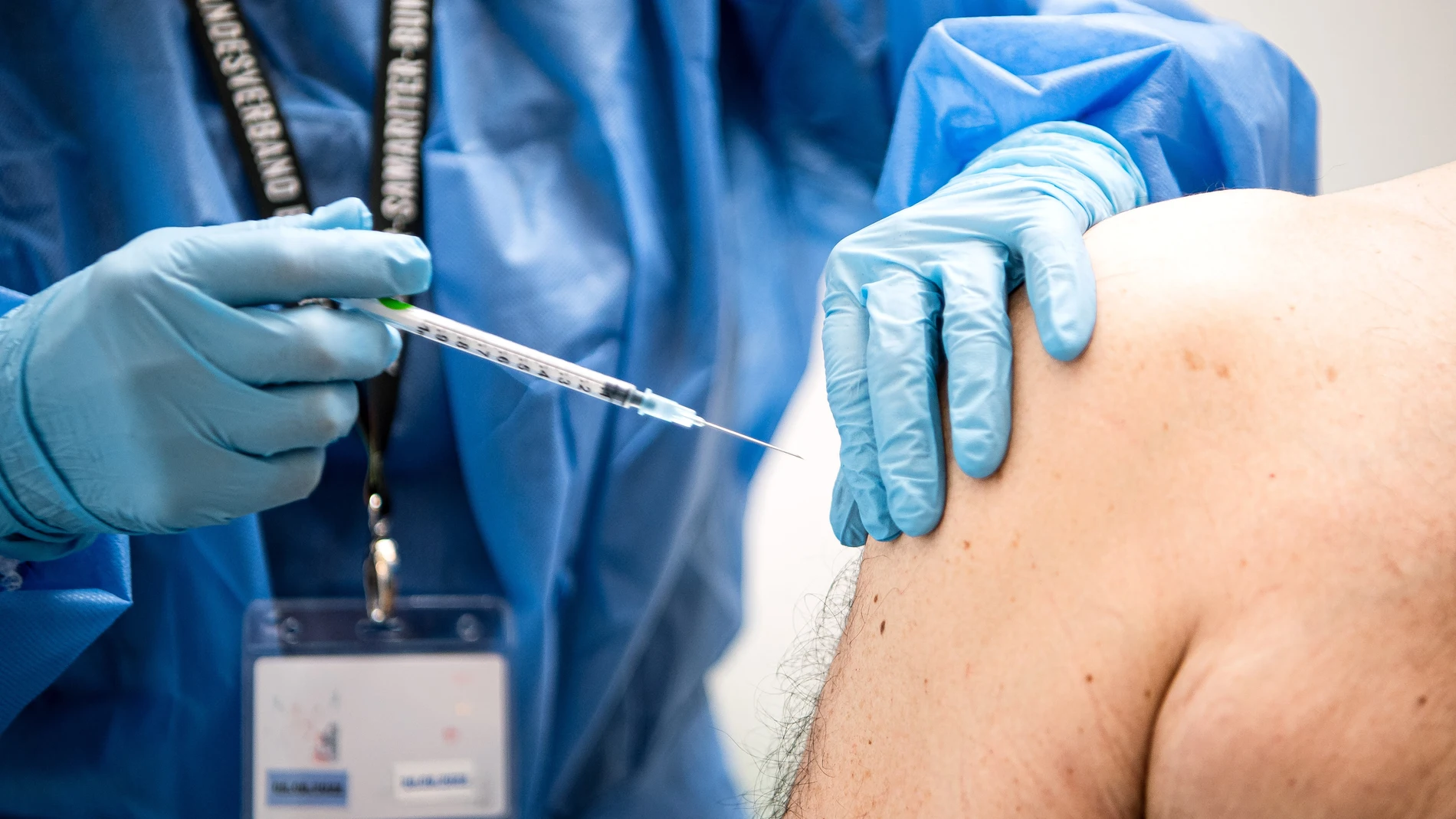 Un hombre es vacunado con la nueva vacuna de Moderna