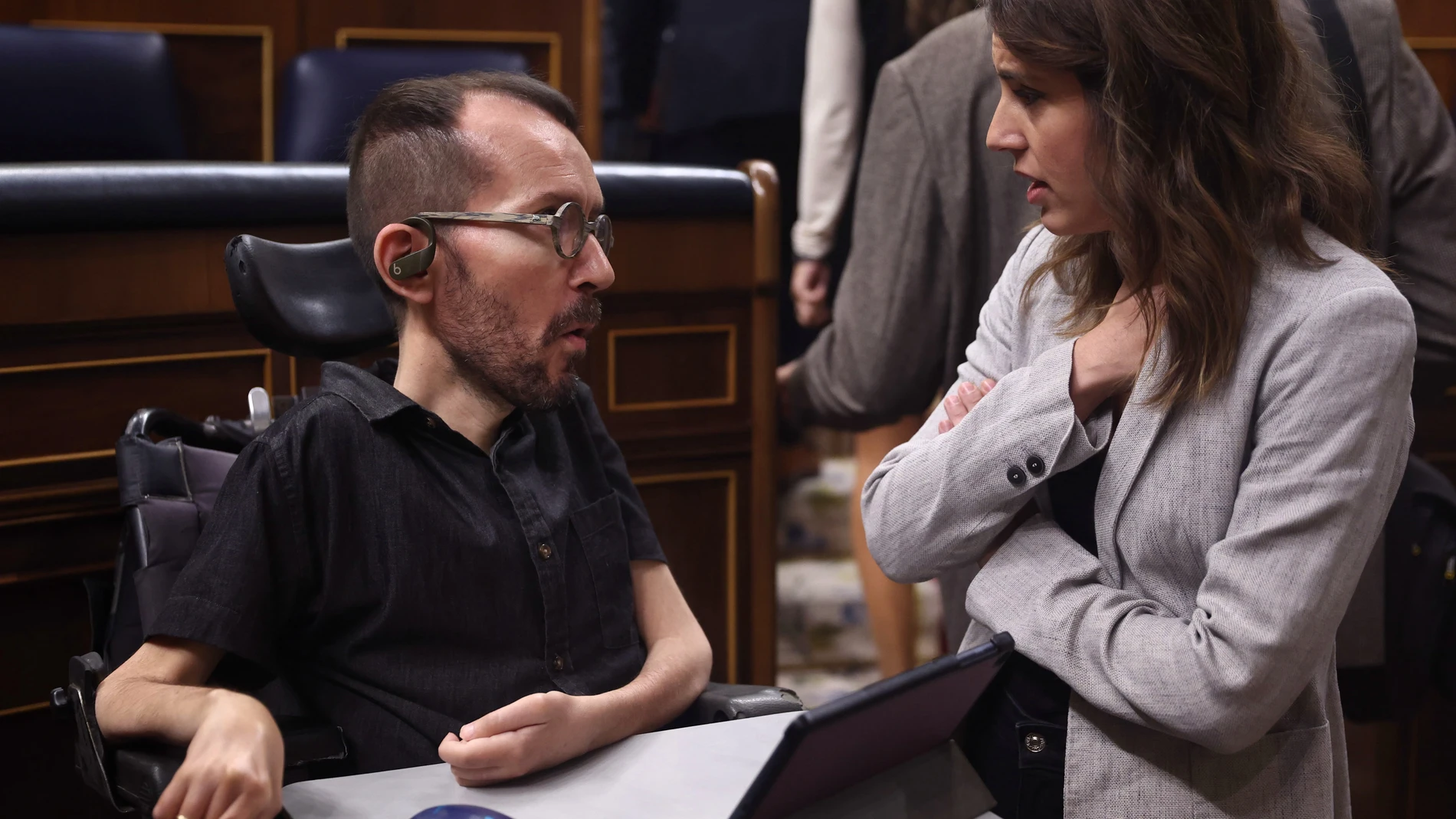 El portavoz de Unidas Podemos en el Congreso, Pablo Echenique y la ministra de Igualdad, Irene Montero, conversan durante una sesión plenaria, a 28 de septiembre de 2022, en Madrid