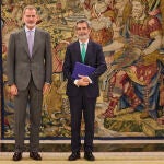 El rey Felipe VI ha recibido hoy en audiencia al presidente del Tribunal Supremo y del Consejo General del Poder Judicial, Carlos Lesmes