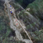 Largas filas de coches en la frontera con Georgia fotografiadas por los satélites de Maxar
