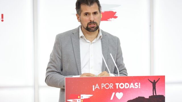 El secretario regional del PSOE, Luis Tudanca, atiende a la prensa