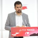 El secretario regional del PSOE, Luis Tudanca, atiende a la prensa