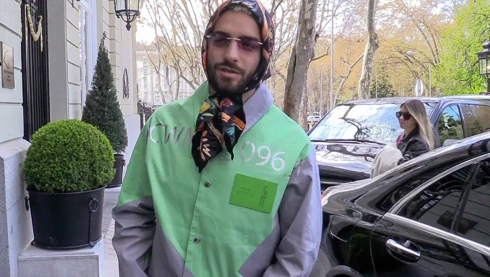 Maluma es sorprendido por las calles de Madrid con pañuelo en la cabeza