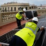 Las últimas placas solares del primer edificio de la comunidad energética de propietarios pionera de España en la Gran Via de les Corts Catalanes de Barcelona