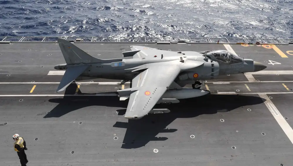 Un Harrier español en la cubierta del LHD Juan Carlos I