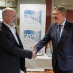 El president de la Generalitat Valenciana , Ximo Puig, se reúne con Stefano Bonaccin (i) i, presidente de la región italiana de Emilia-Romagna