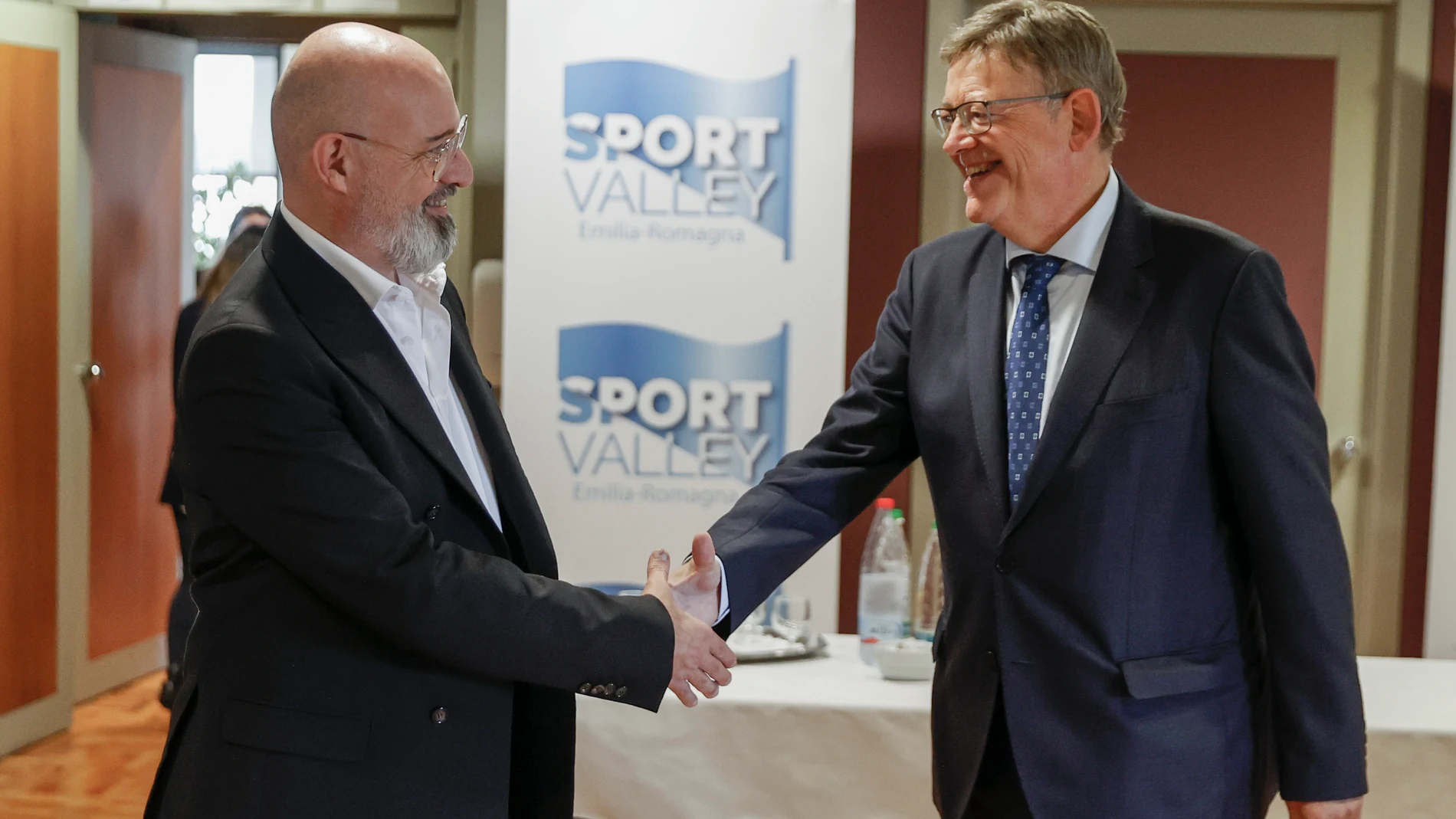 El president de la Generalitat Valenciana , Ximo Puig, se reúne con Stefano Bonaccin (i) i, presidente de la región italiana de Emilia-Romagna
