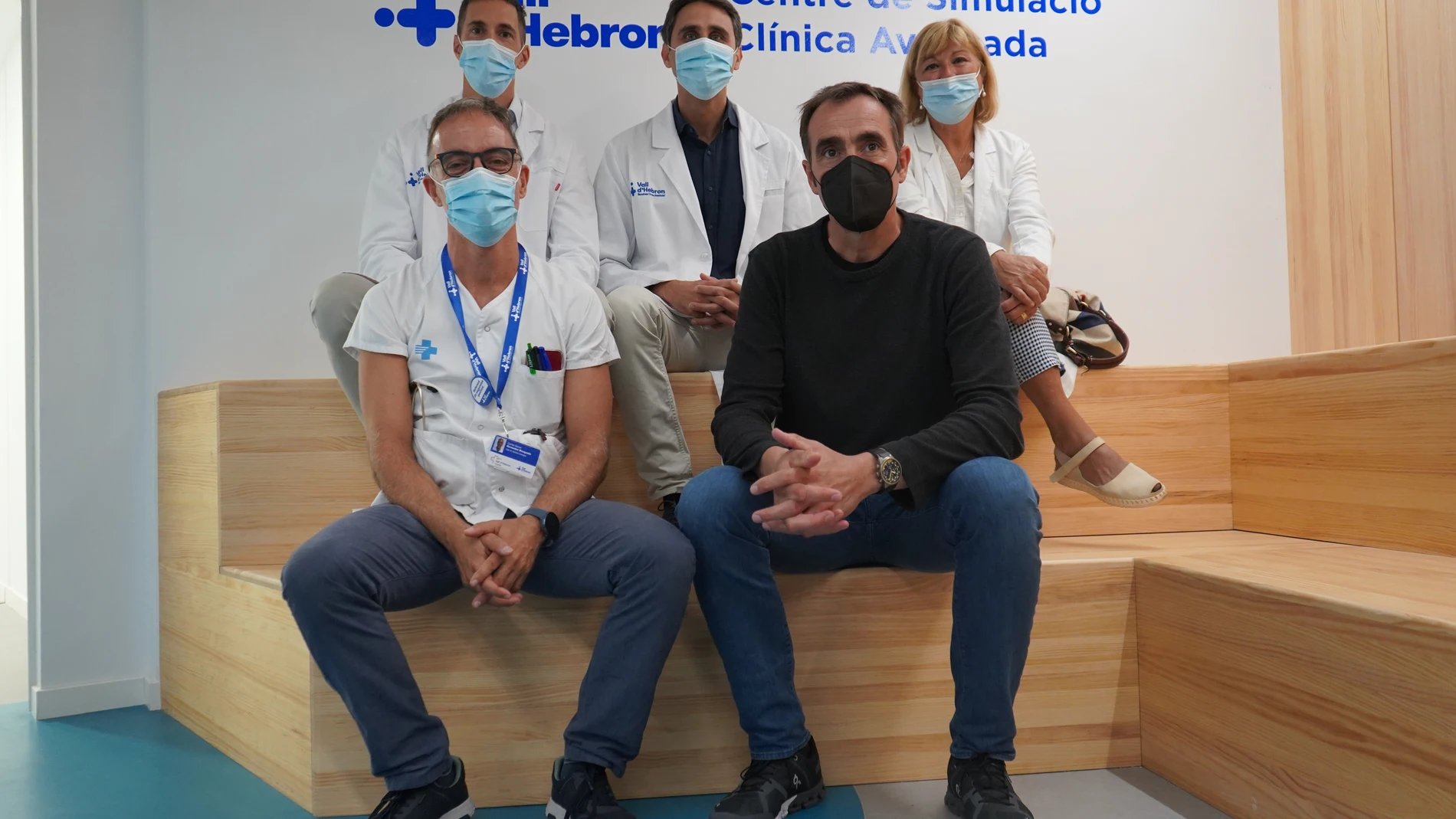 En primer plano, Nani Roma junto al doctor Raventós. Detrás, los doctores Albert Carrión y Fernando Lozano, adjuntos a Urología, y la enfermera Natalia Pujala