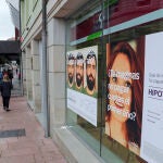 Vista de una entidad bancaria en el centro de Oviedo con una oferta hipotecaria