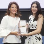 Hortensia Roig entrega el premio a Andrea Navarro