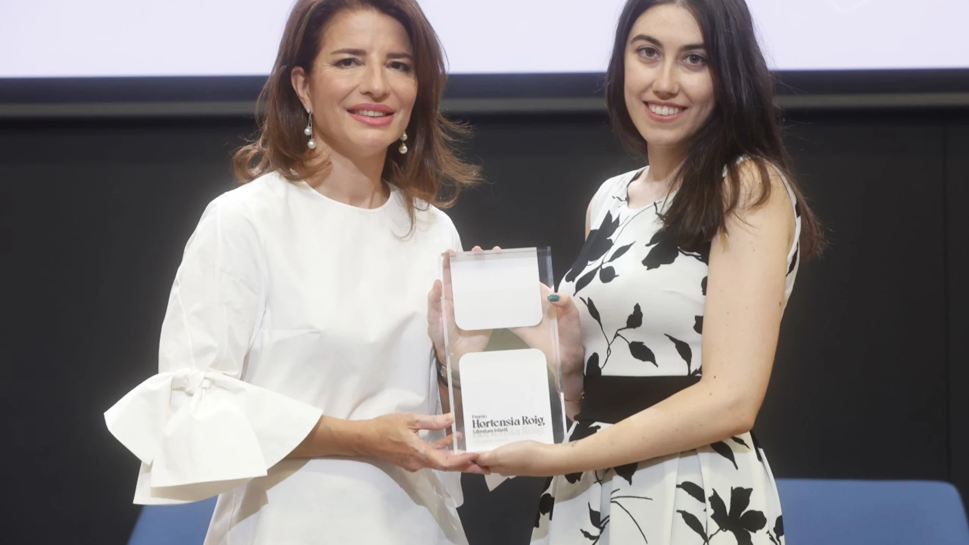 Hortensia Roig entrega el premio a Andrea Navarro