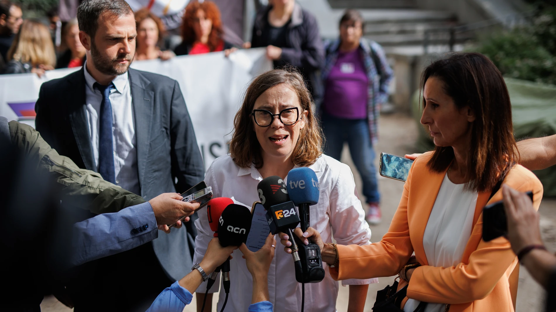 La diputada de la CUP, Eulàlia Reguant, ofrece declaraciones a los medios, a su salida de un juicio, en el Tribunal Supremo, a 28 de septiembre de 2022, en Madrid (España)