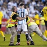 Messi, protegido por los miembros de seguridad en el Jamaica - Argentina