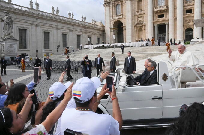 El Papa Francisco saluda a los fieles desde el papamóvil al final su tradicional audiencia de los miércoles en la plaza de San Pedro
