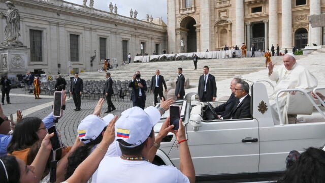 El Papa Francisco saluda a los fieles desde el papamóvil al final su tradicional audiencia de los miércoles en la plaza de San Pedro