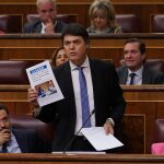 Carlos Rojas, con una noticia de LA RAZÓN sobre el aumento de la presión fiscal en España