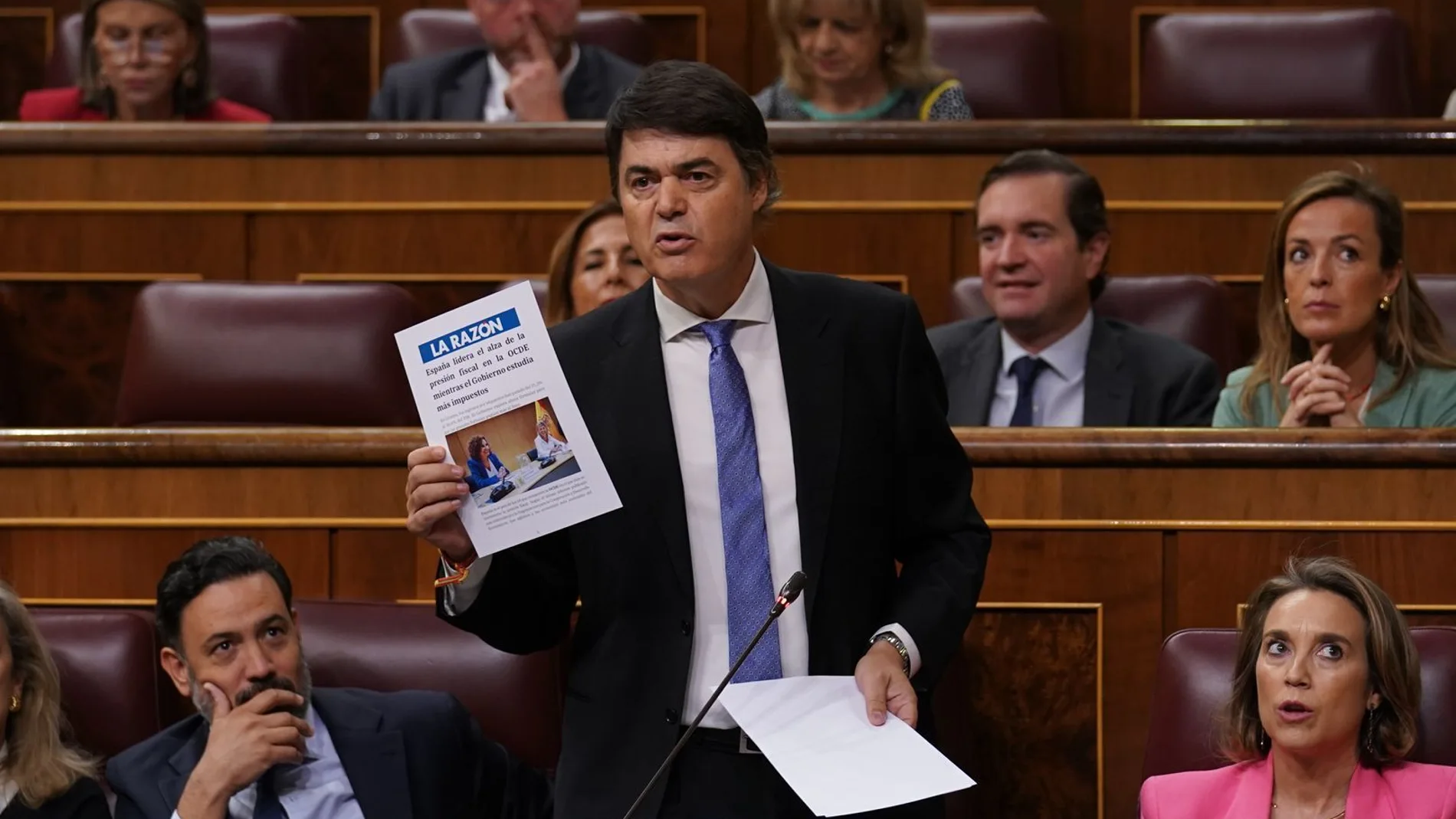 Carlos Rojas, con una noticia de LA RAZÓN sobre el aumento de la presión fiscal en España