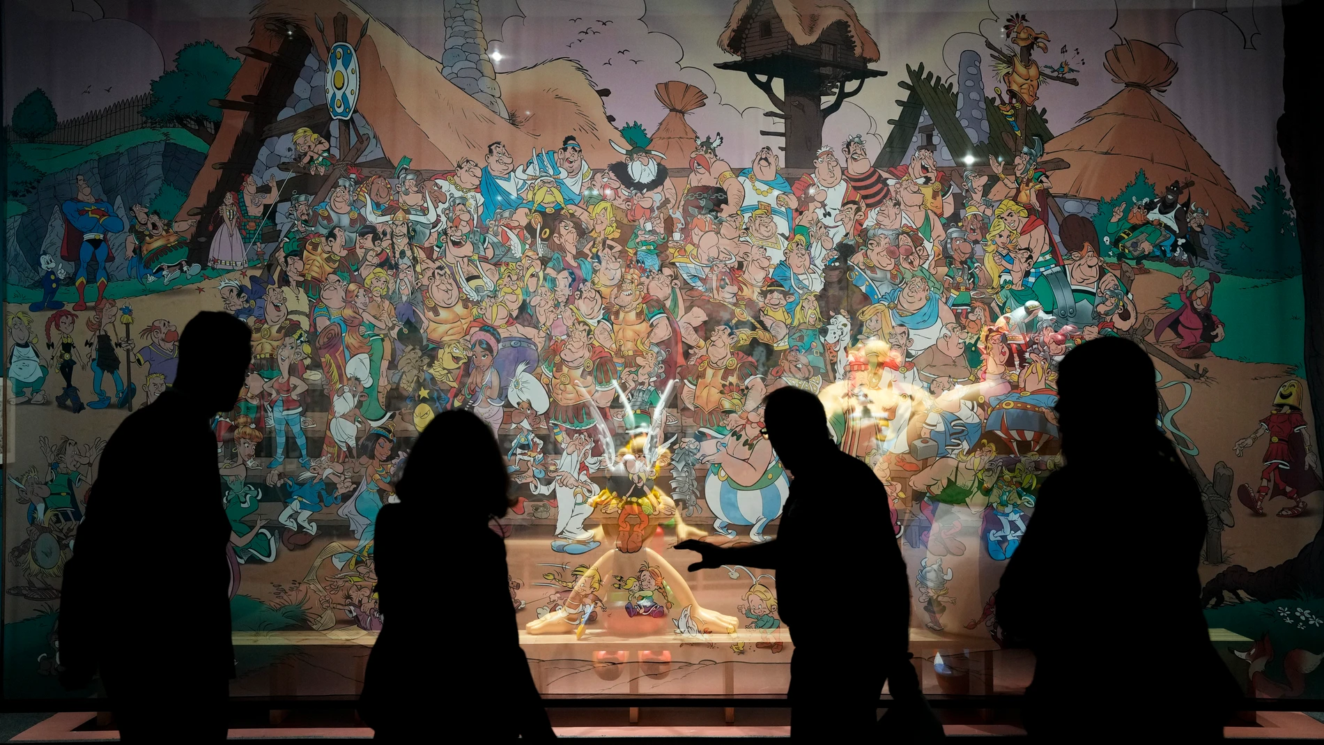 Unos visitantes recorren el apartado dedicado a las aventuras de Astérix y Obélix
