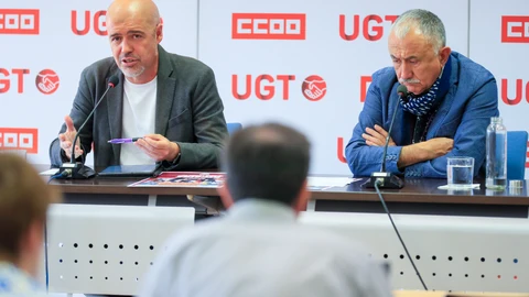 Los secretarios generales de CCOO y UGT, Unai Sordo (i) y Pepe Álvarez (d)