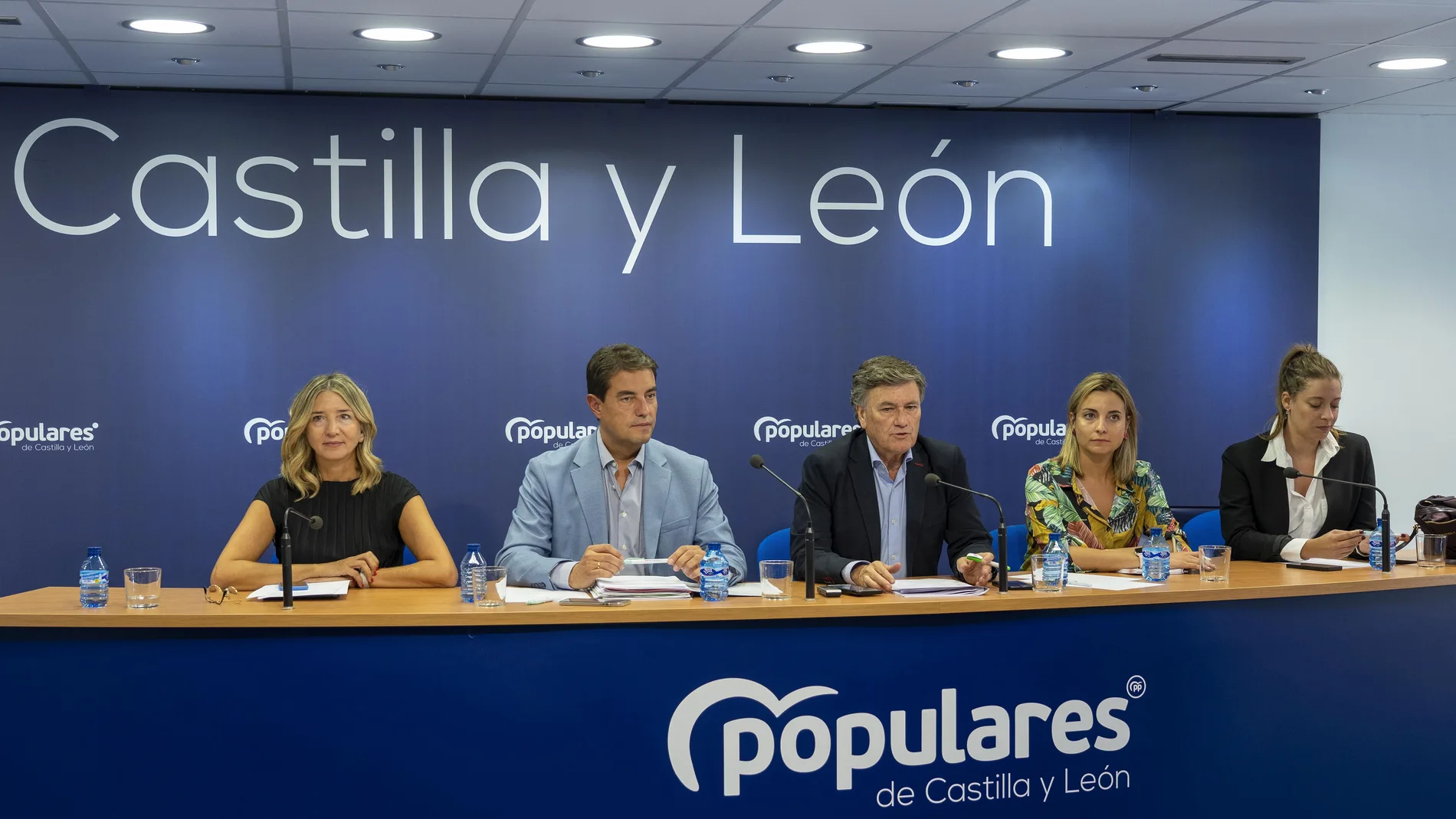 Alicia García, Ángel Ibáñez y Francisco Vázquez, en primer término, atienden a la prensa tras constituirse el comité de campaña