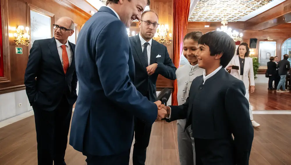 El presidente de la Junta de Castilla y León, Alfonso Fernández Mañueco, entrega el Premio Tauromaquia 2021 de Castilla y León al Bolsín Taurino Mirobrigense
