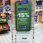 Cartel promocional de los descuentos de un 15% en frescos de Carrefour