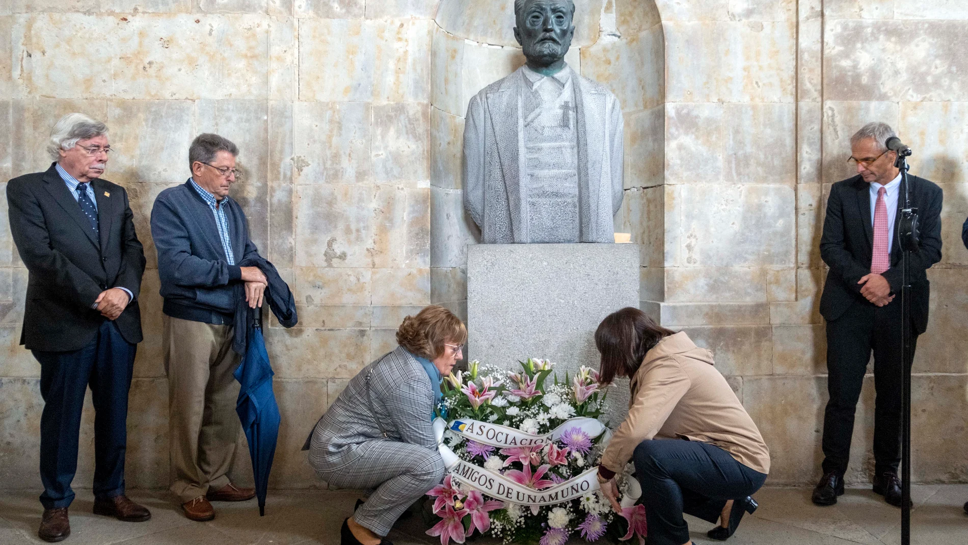 La Universidad de Salamanca celebra el "Día de Unamuno" mediante una ofrenda floral ante el busto de Victorio Macho en el Palacio de Anaya, que cuenta con la asistencia del rector, Ricardo Rivero, y del presidente de la Asociación Amigos de Unamuno, Francisco Blanco Prieto