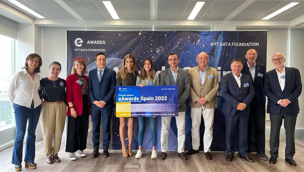 El jurado de los premios, con los galardonados, la directora general de NTT data FOUNDATION Karla Alarcón y Sergi Biosca, CEO de NTT DATA España