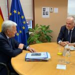 El comisario europeo de Justicia, Didier Reynders, durante su reunión con el vicesecretario de Institucional del PP, Esteban González Pons.EPP29/09/2022