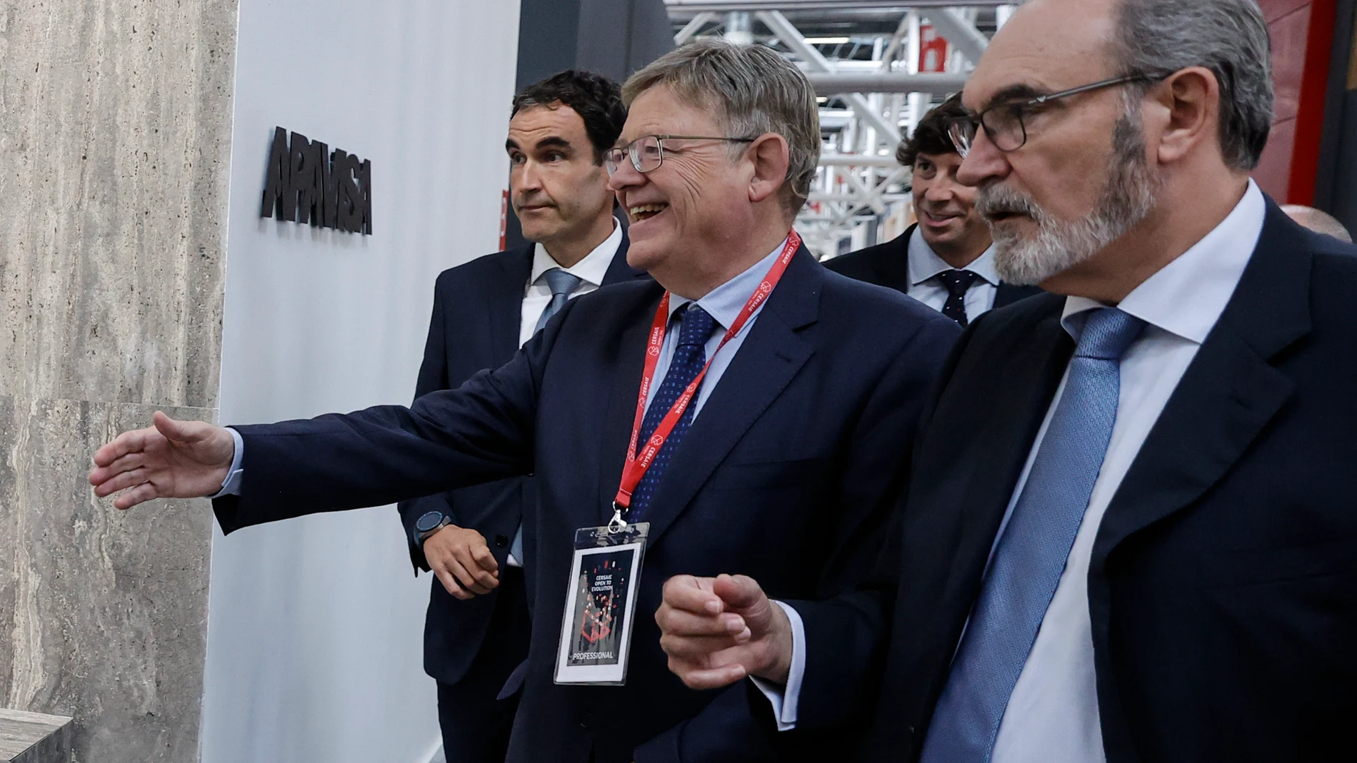 En la imagen Puig (centro), visita uno de los expositores de Cersaie acompañado por Vicente Nomdedeu, presidente de Ascer (dcha)