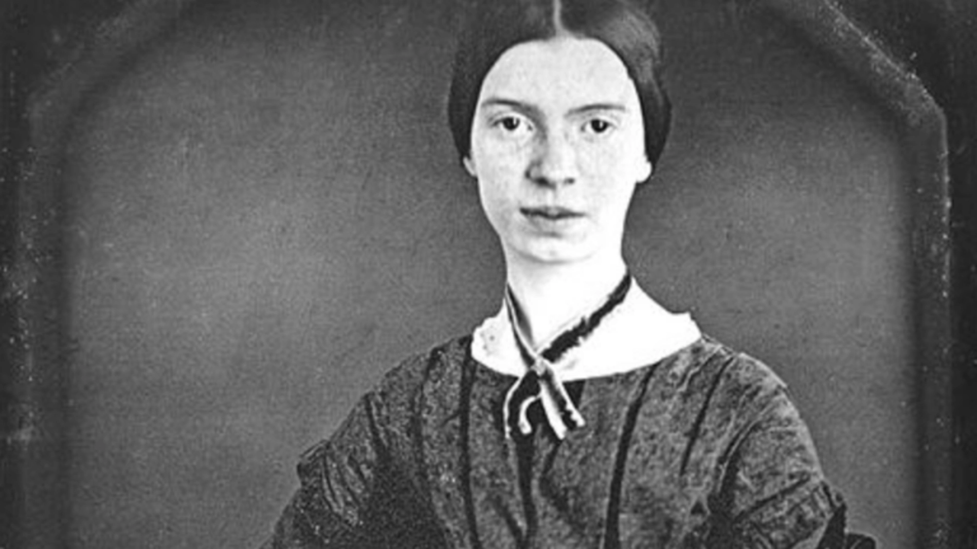 El título “Raja la alondra” proviene de un fragmento de un poema de Emily Dickinson