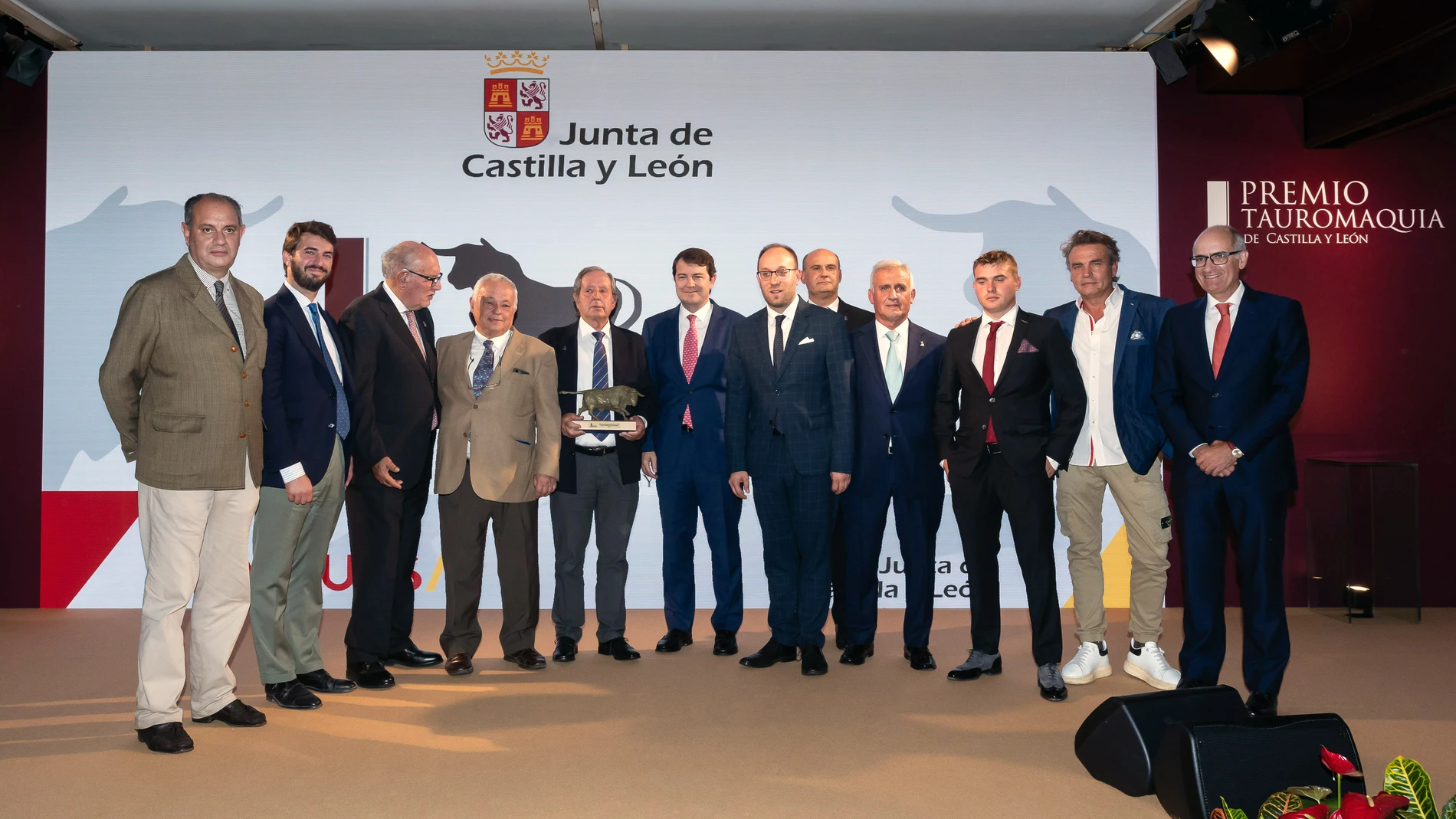 El presidente de la Junta de Castilla y León, Alfonso Fernández Mañueco, entrega el Premio Tauromaquia 2021 de Castilla y León al Bolsín Taurino Mirobrigense
