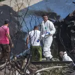Equipos de rescate trabajan entre los restos del avión accidentado en el aeropuerto de La Habana en 2018