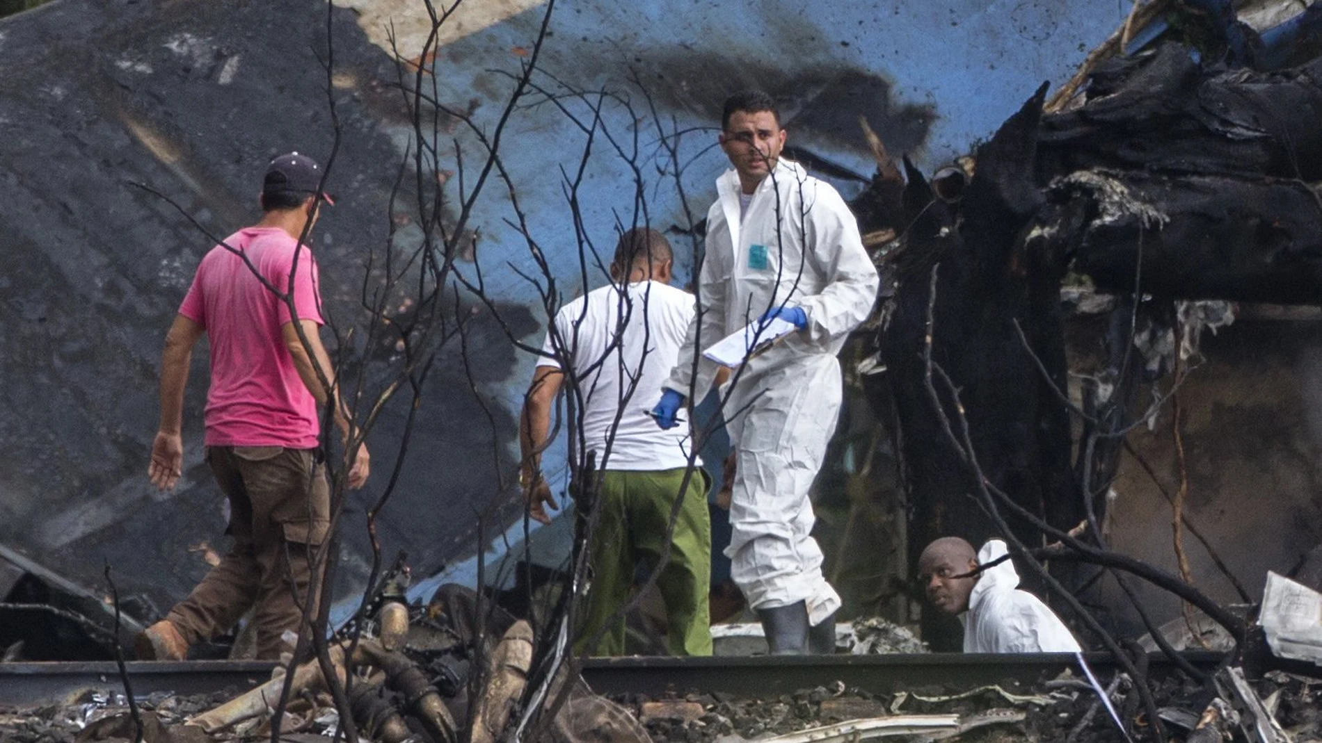 Equipos de rescate trabajan entre los restos del avión accidentado en el aeropuerto de La Habana en 2018