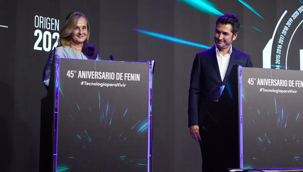 Margarita Alfonsel, secretaria general de Fenin, y Carlos del Amor, periodista, presentaron el acto del 45º aniversario de Fenin