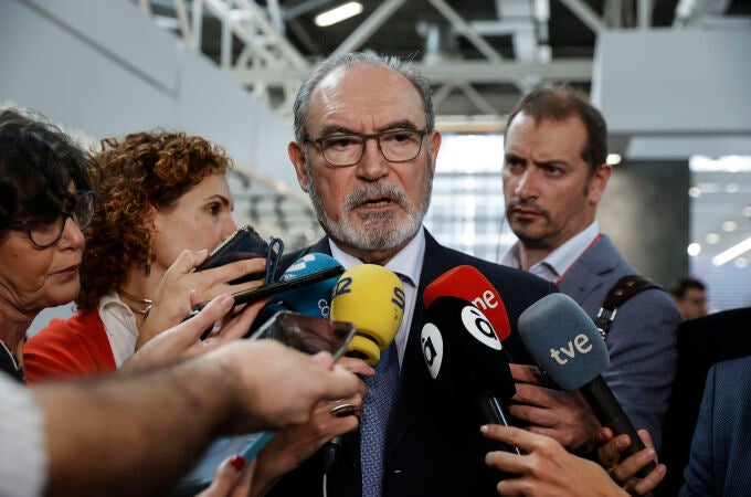 En la imagen el presidente de Ascer, Vicente Nomdedeu, atiende a los medios de comunicación