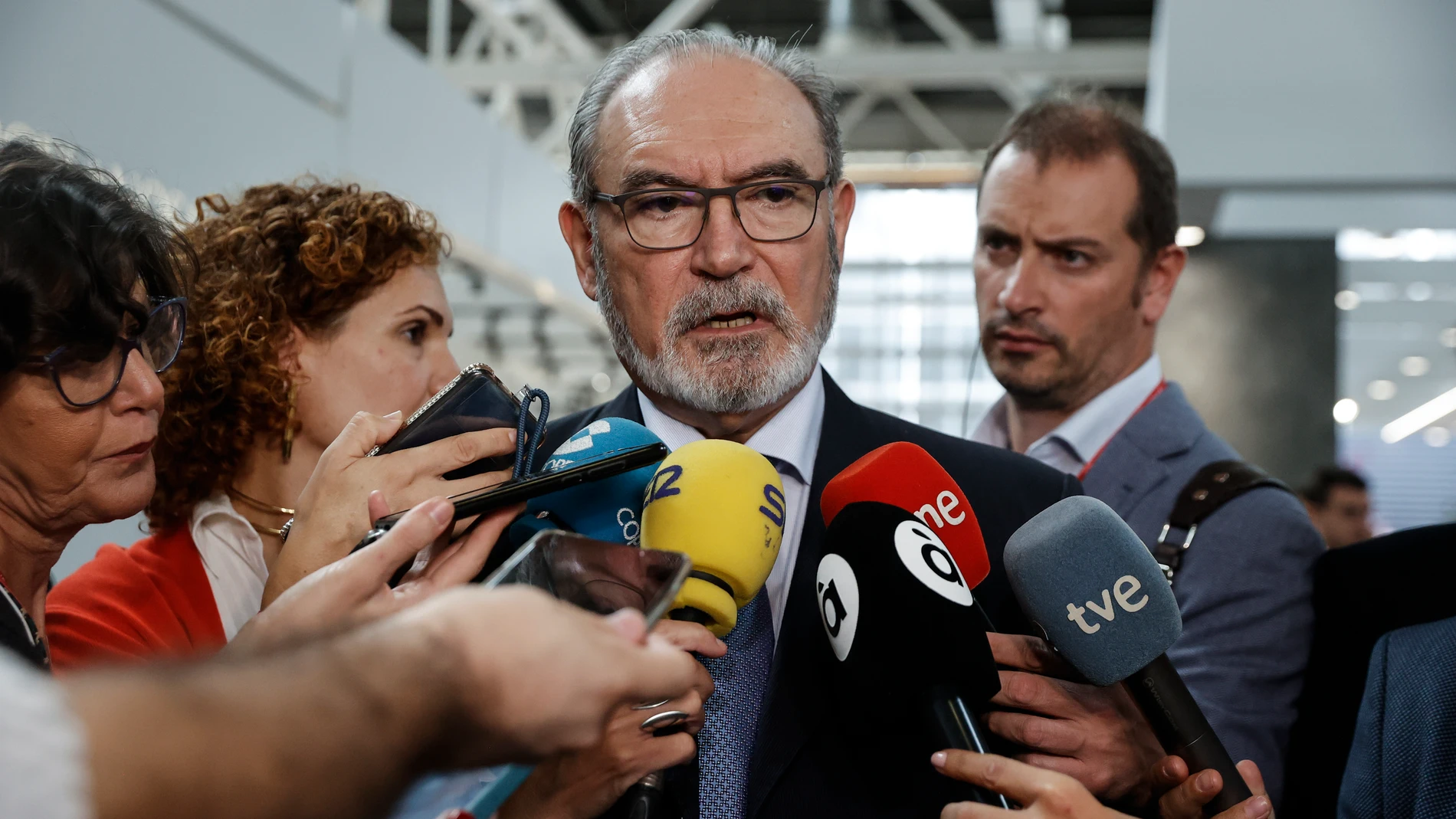 En la imagen el presidente de Ascer, Vicente Nomdedeu, atiende a los medios de comunicación