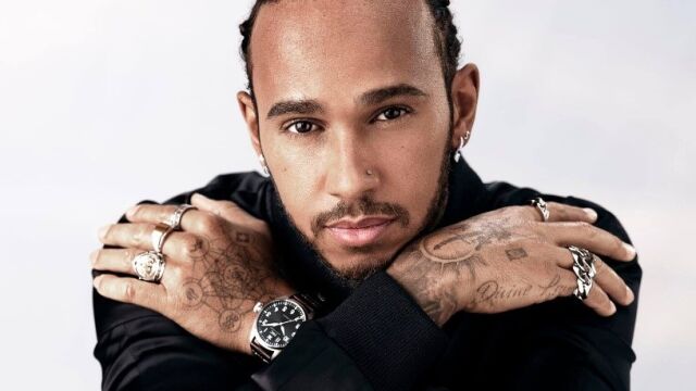 Hamilton con uno de sus relojes IWC