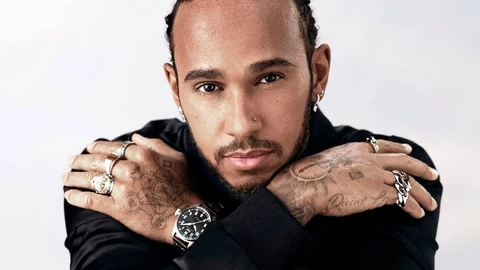 Hamilton con uno de sus relojes IWC
