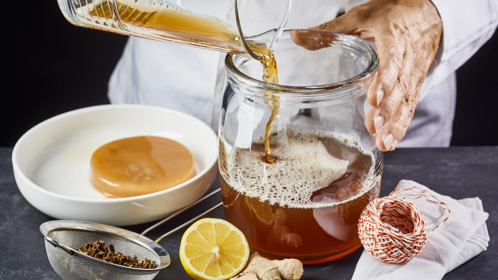 La kombucha es una bebida que se elabora a base de té endulzado que es fermentado por una mezcla de microorganismos