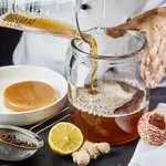 La kombucha es una bebida que se elabora a base de té endulzado que es fermentado por una mezcla de microorganismos