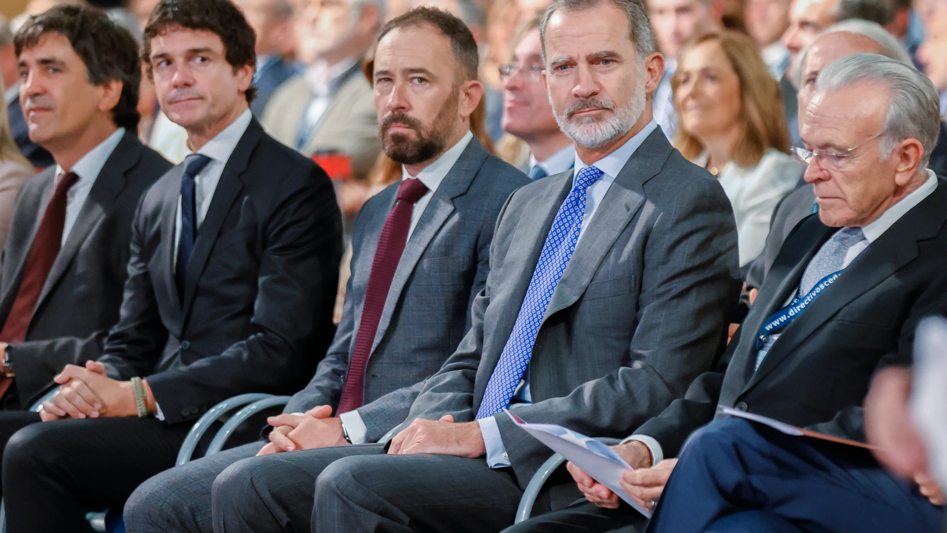 El Rey Felipe VI, con el presidente de la Fundación CaixaBank, Isidro Fainé (d), asiste al XXI Congreso de directivos CEDE en Bilbao