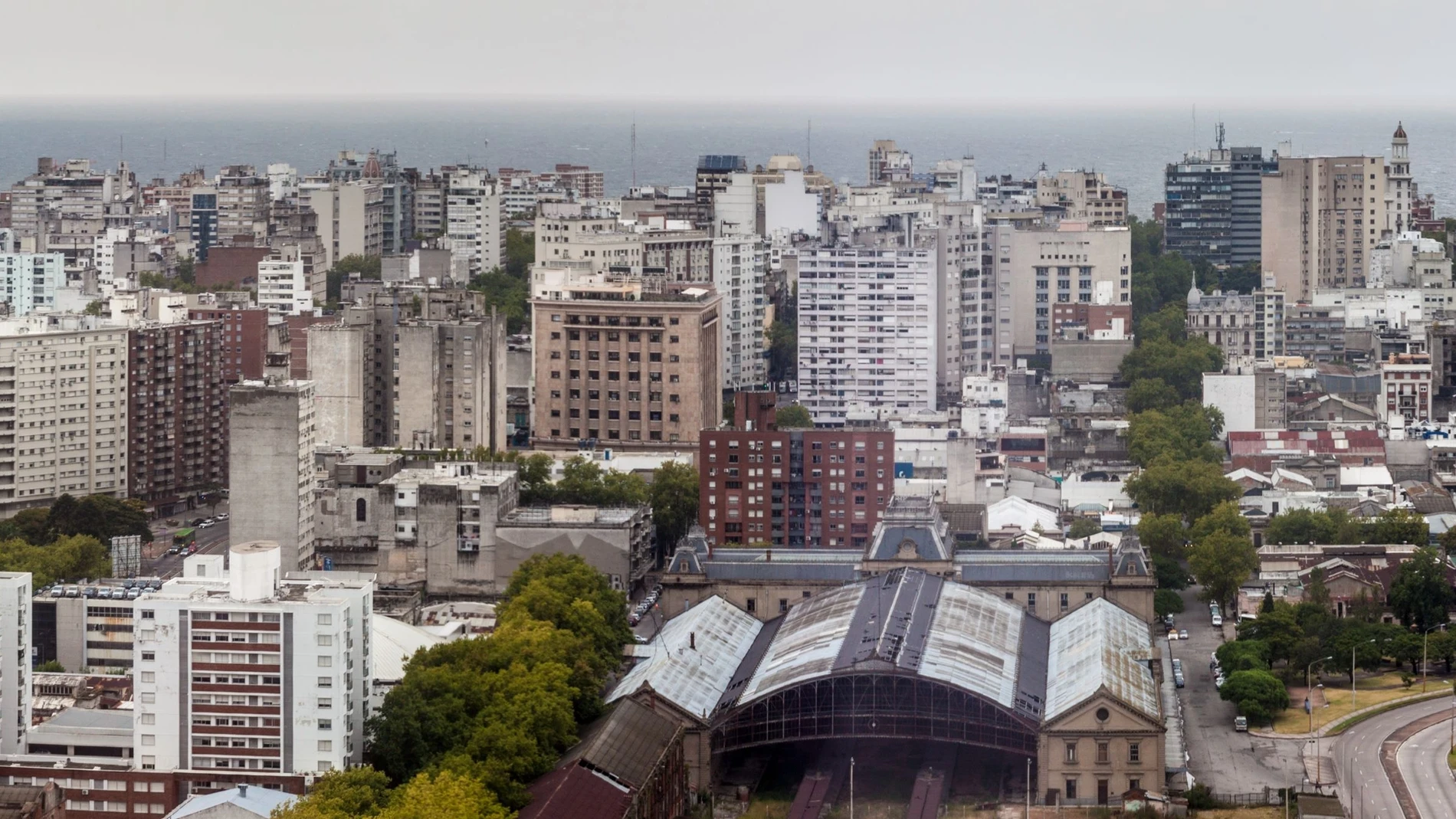 Vista panorámica de la capital de Uruguay, repleta de opciones de ocio y cultura