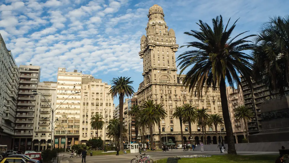 Vista de la plaza de la Independencia, corazón de Montevideo
