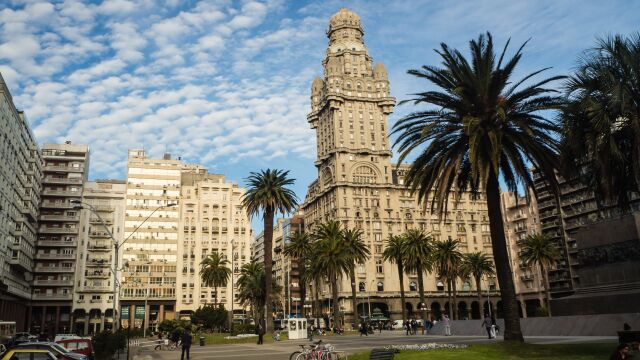 Vista de la plaza de la Independencia, corazón de Montevideo