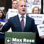El demócrata Max Rose hace campaña en el 11º distrito de Nueva York para la legislativas del 8 de noviembre